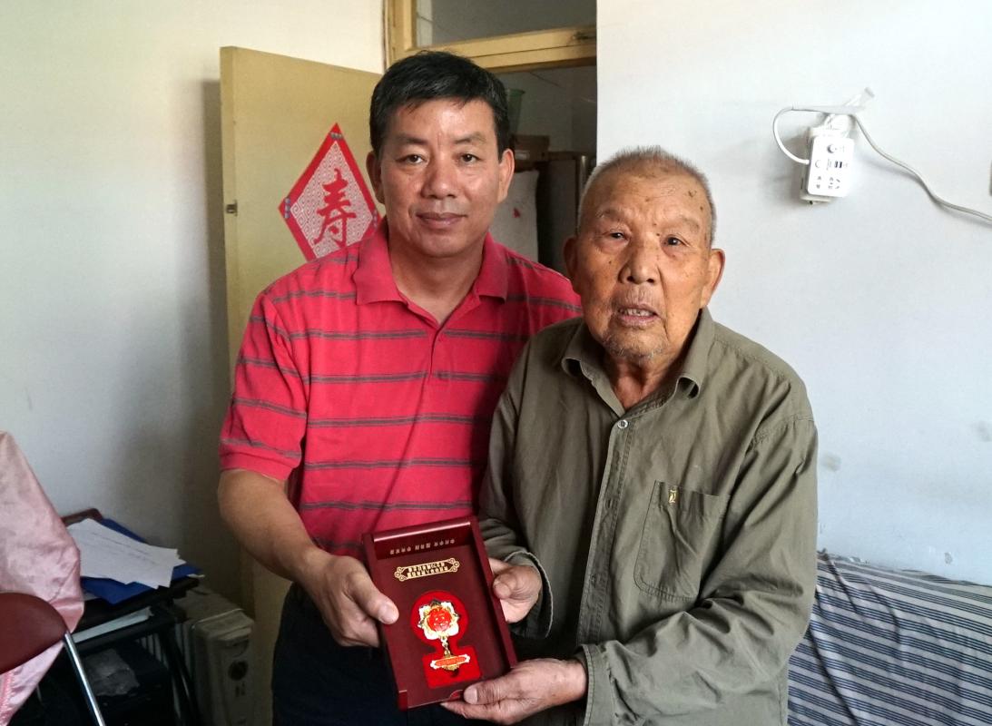 孟敏老师(右一)
