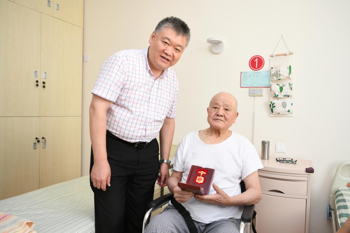 张树智老师(右一)