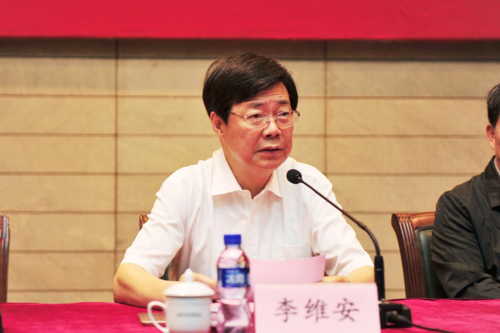 校长李维安主持大会