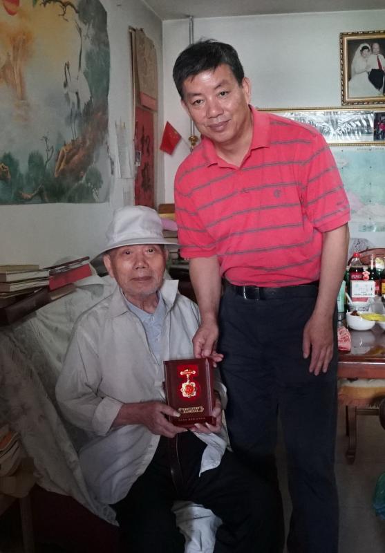 王白石老师(左一)