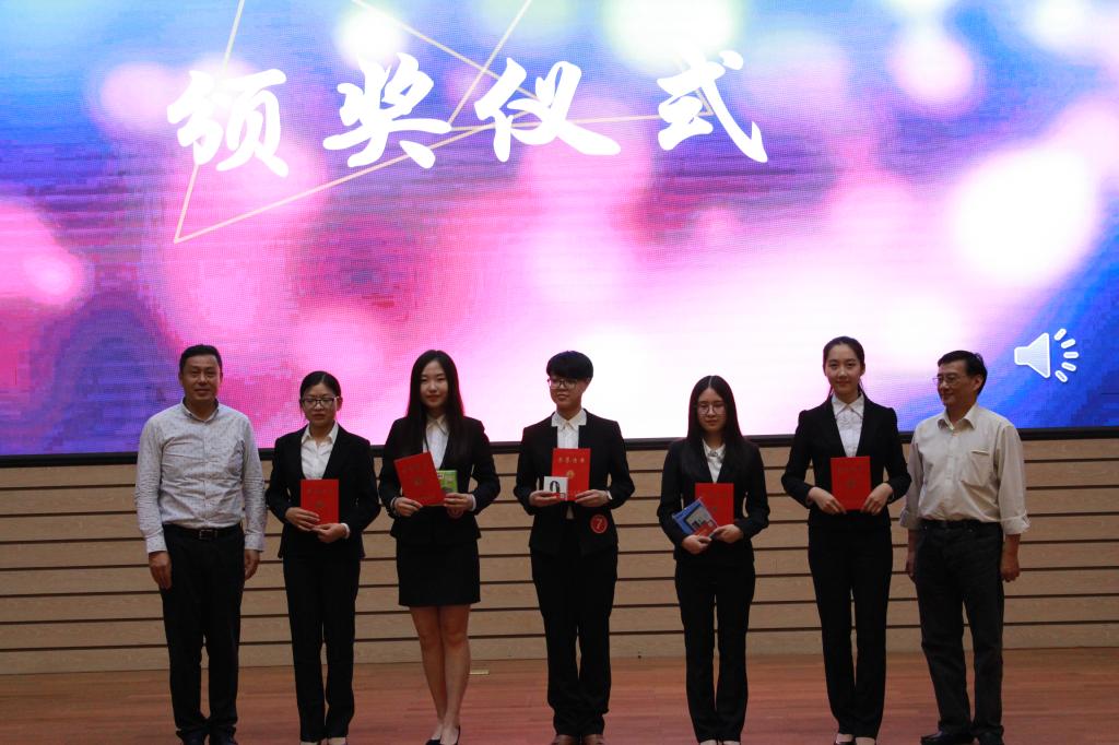 企业评委和老师为获奖选手颁奖
