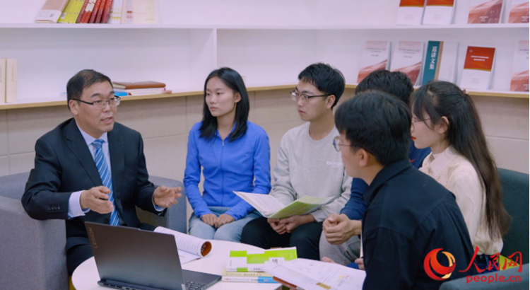 天津财经大学老师指导学生做数据模型分析。人民网记者 孙翼飞摄