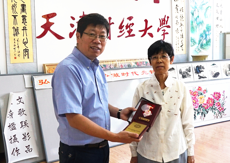 于彭寿老师亲属代领(右一)