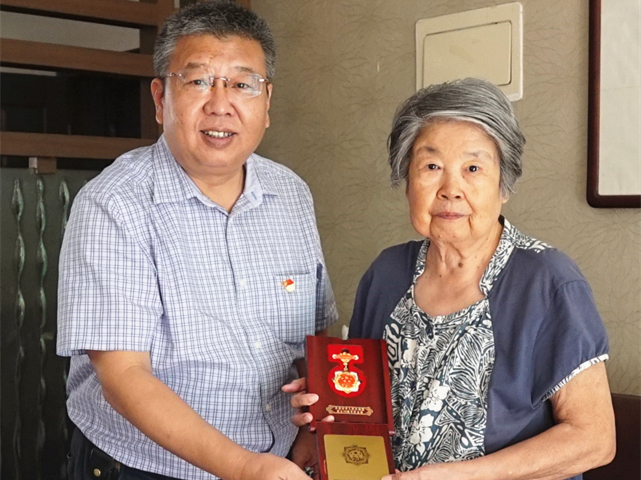 秘从芳老师亲属代领(右一)