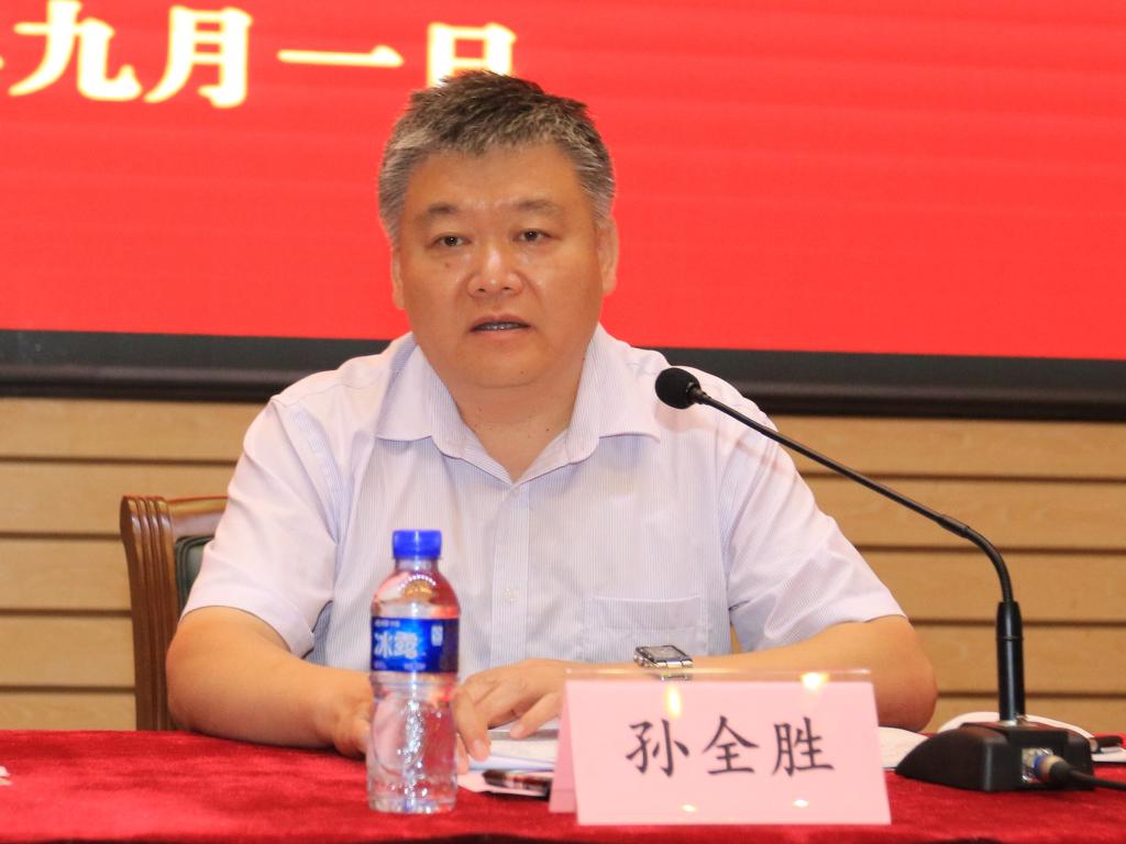 校党委副书记孙全胜讲话学工部党委书记杨磊介绍班导师和学生公寓相关