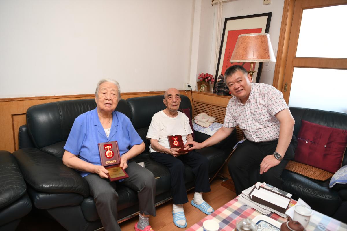 王维老师(右二)、崔秀璞老师(右三)