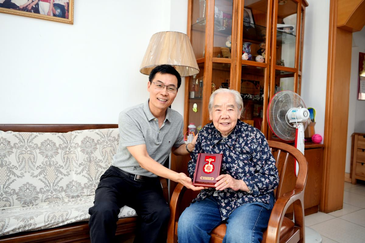 梁德媛老师(右一)