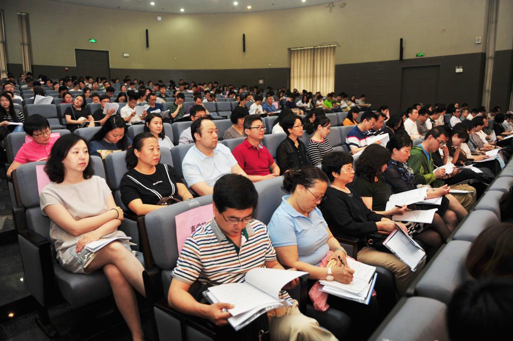 全体中层以上领导干部,院属系领导班子全体成员,理论课部全体教师、全体辅导员,教职工及研究生、本科生代表近500人参会