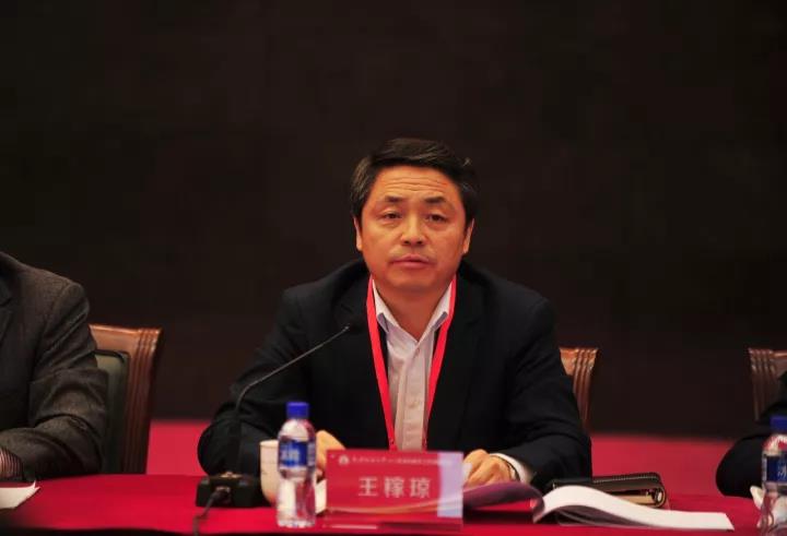 专家组组长对外经济贸易大学校长王稼琼教授主持会议
