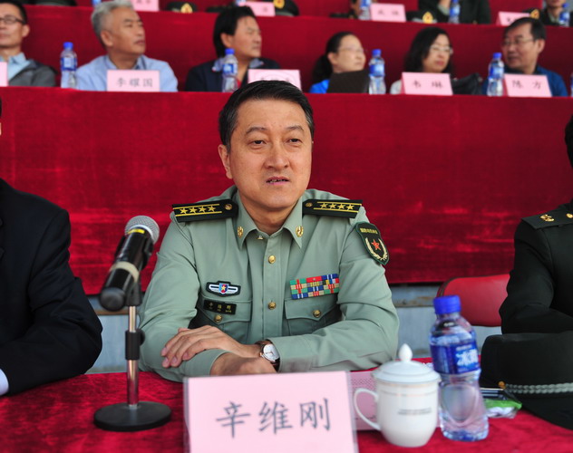 天津警备区学生军训办公室主任辛维刚大校汇报表演