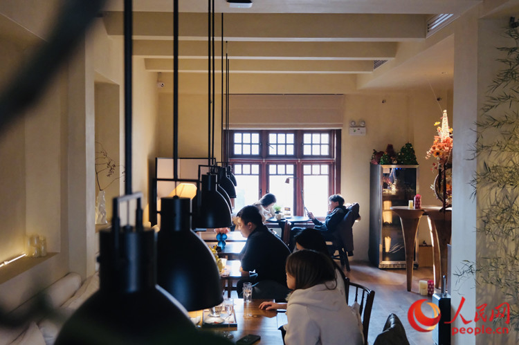 位于先农大院的筑艺咖啡店环境优雅,客人络绎不绝。人民网记者 孙翼飞摄